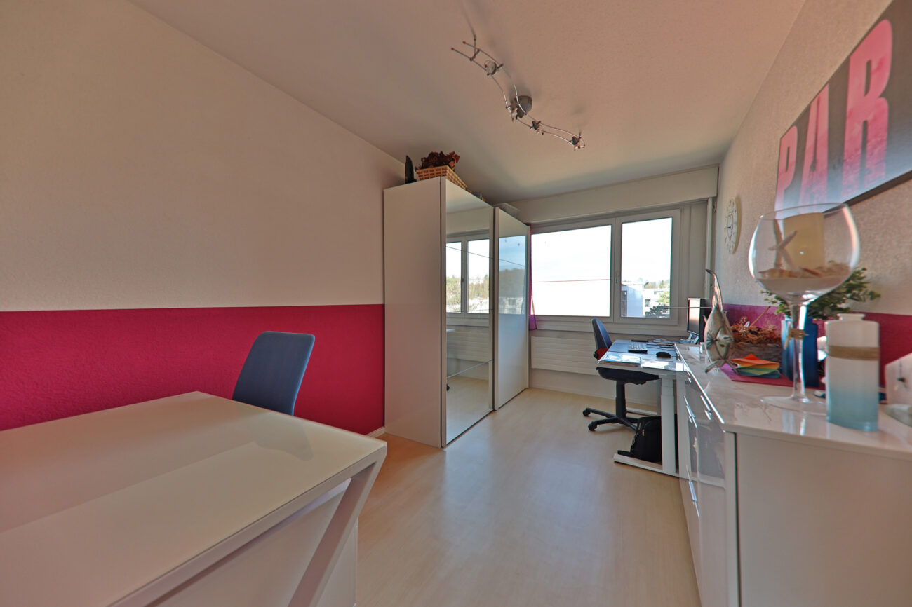Helles Arbeitszimmer mit Schreibtisch und Fenster
