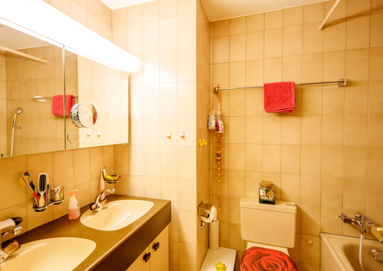 Badezimmer mit Doppelwaschbecken und Badewanne