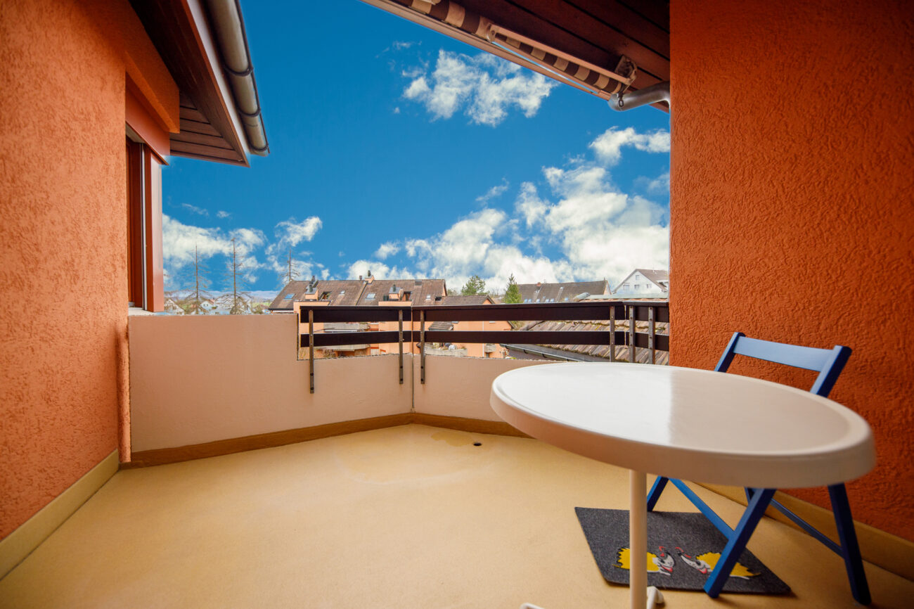 Balkon mit Rundtisch und Blick über die Nachbarschaft