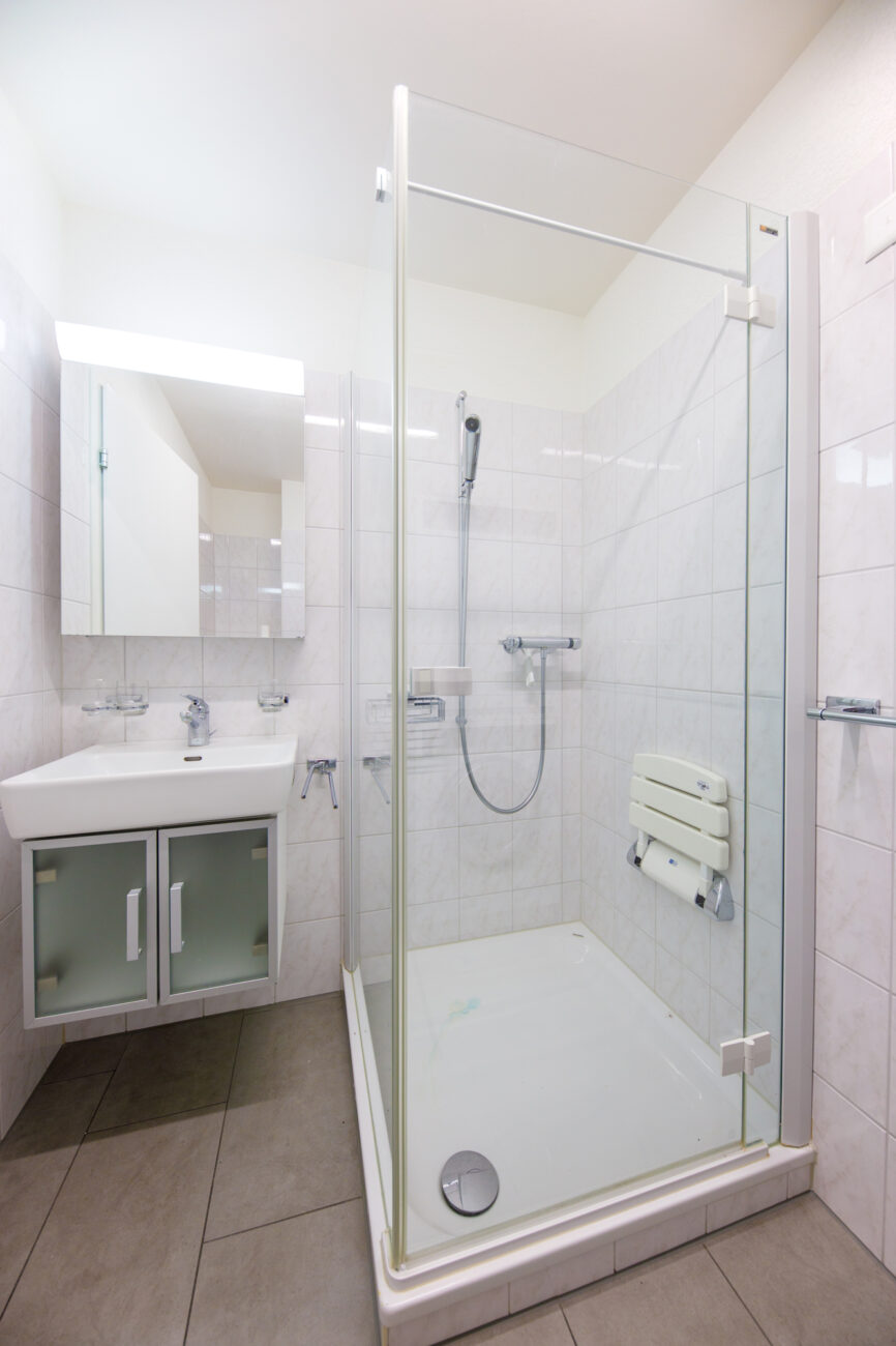 Modernes Badezimmer mit begehbarer Dusche