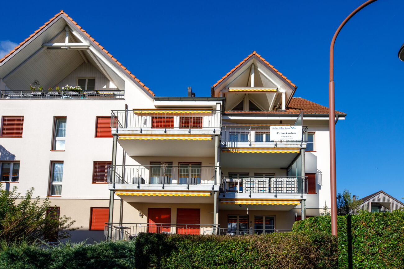 Mehrfamilienhaus mit Balkonen