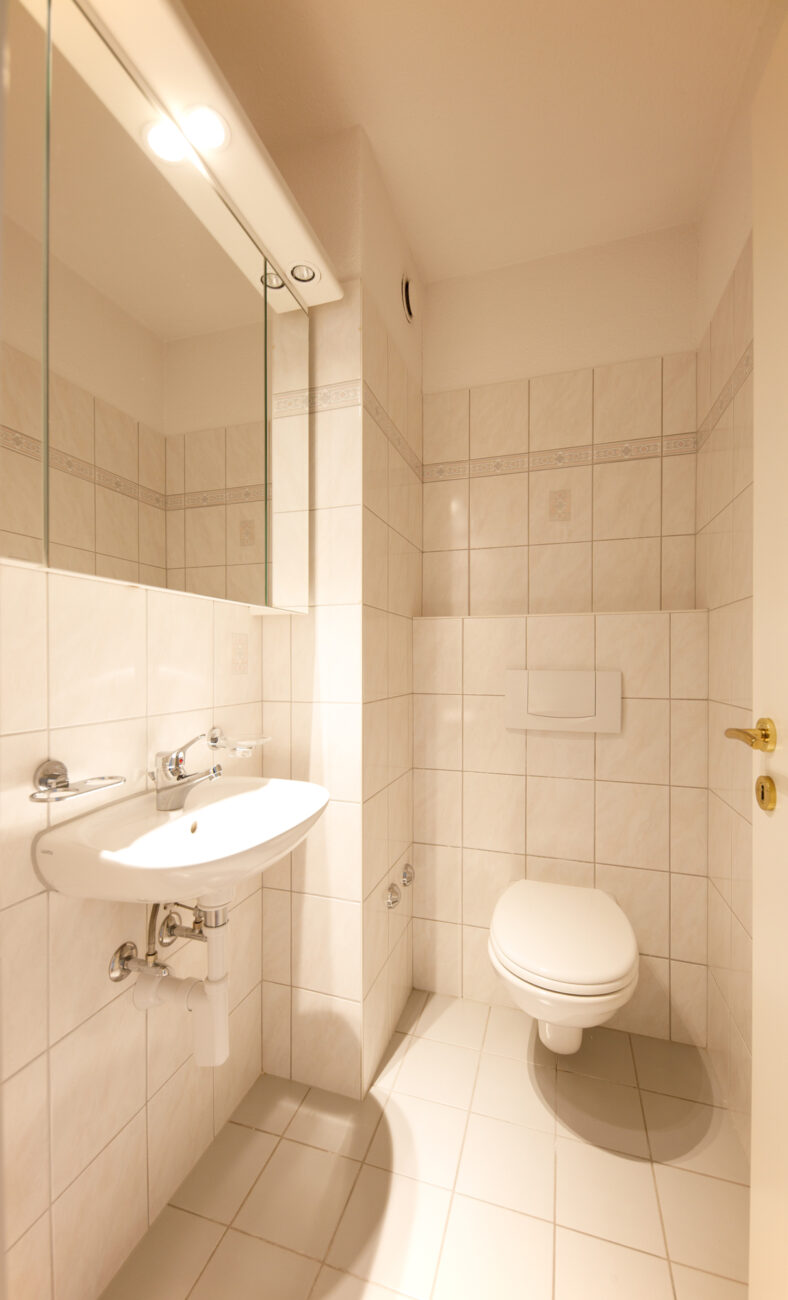 Gäste-WC mit Waschbecken und WC