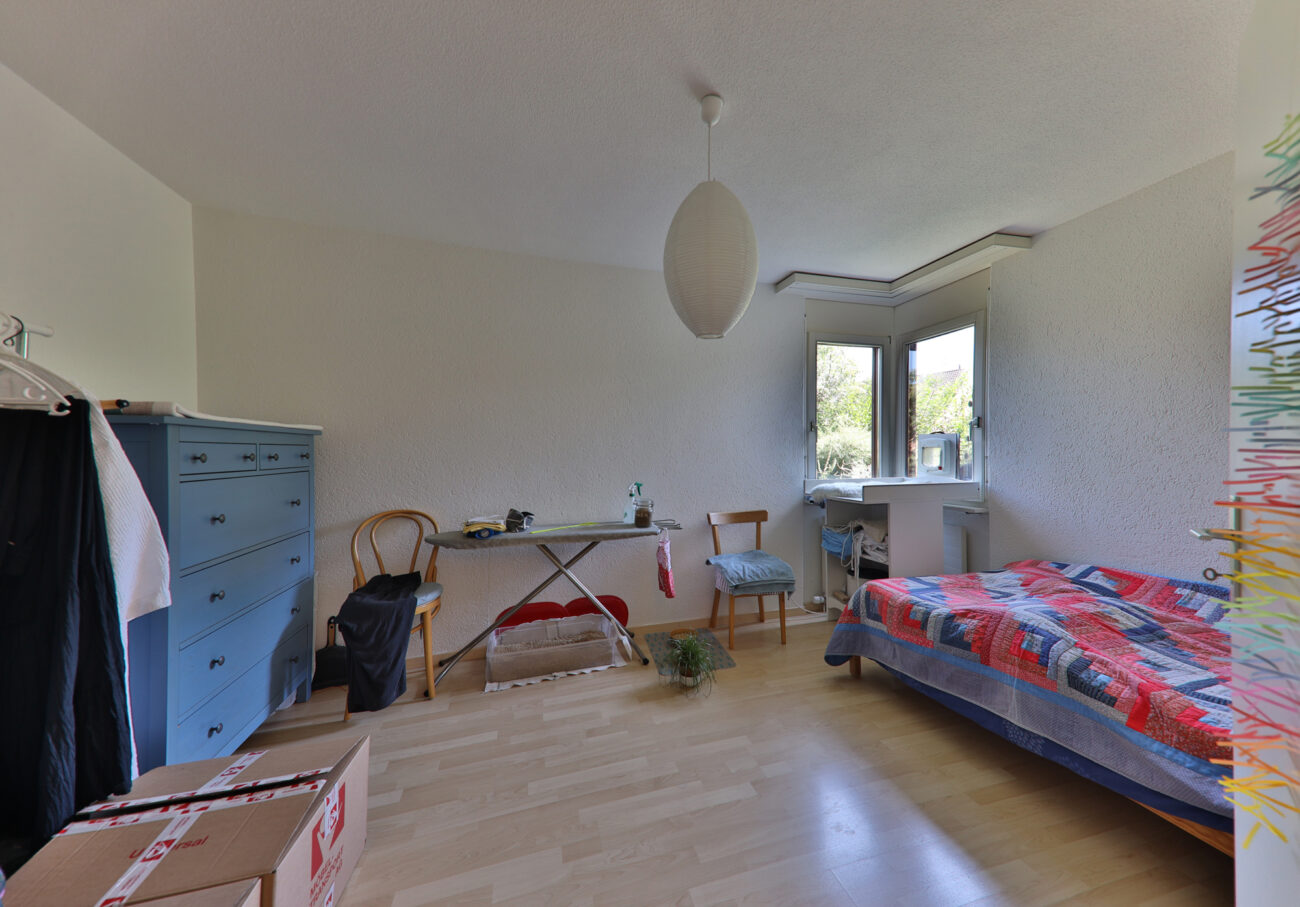 Schlafzimmer mit einfacher Möblierung