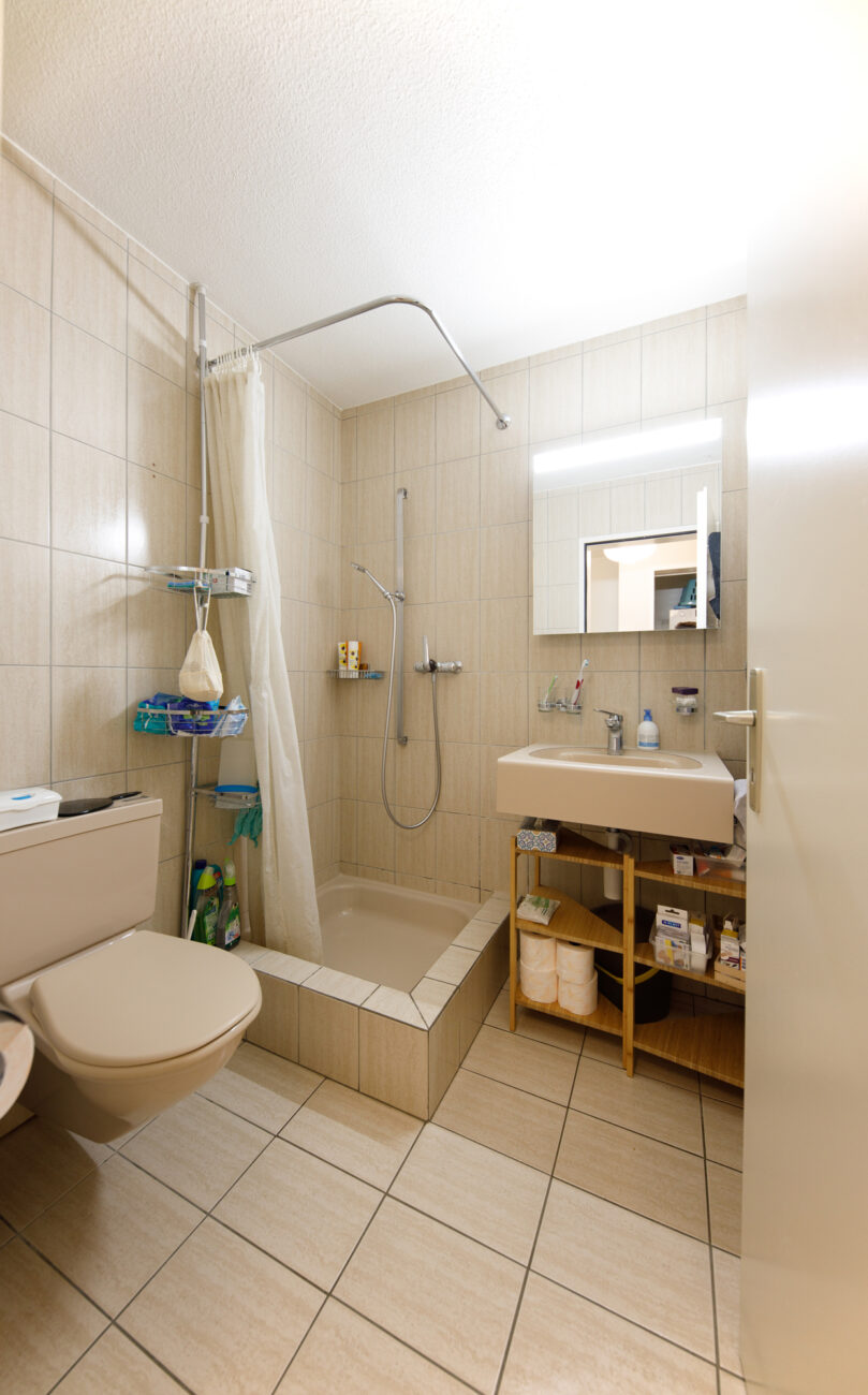 Badezimmer mit Wanne, Dusche und Waschtisch