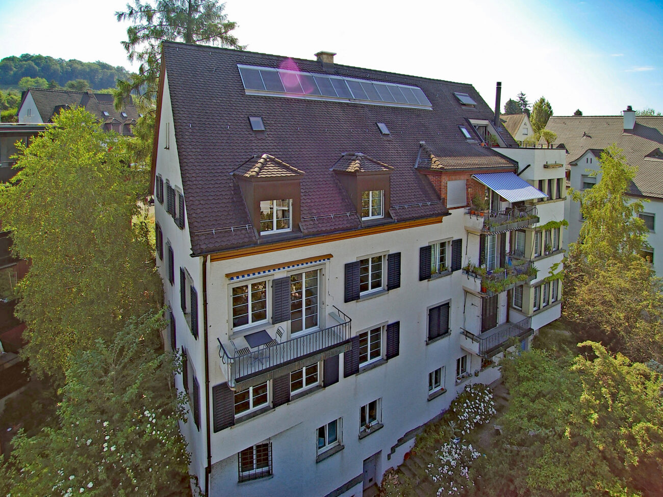 Wohnhaus mit Dachterrassen und Solarpaneelen