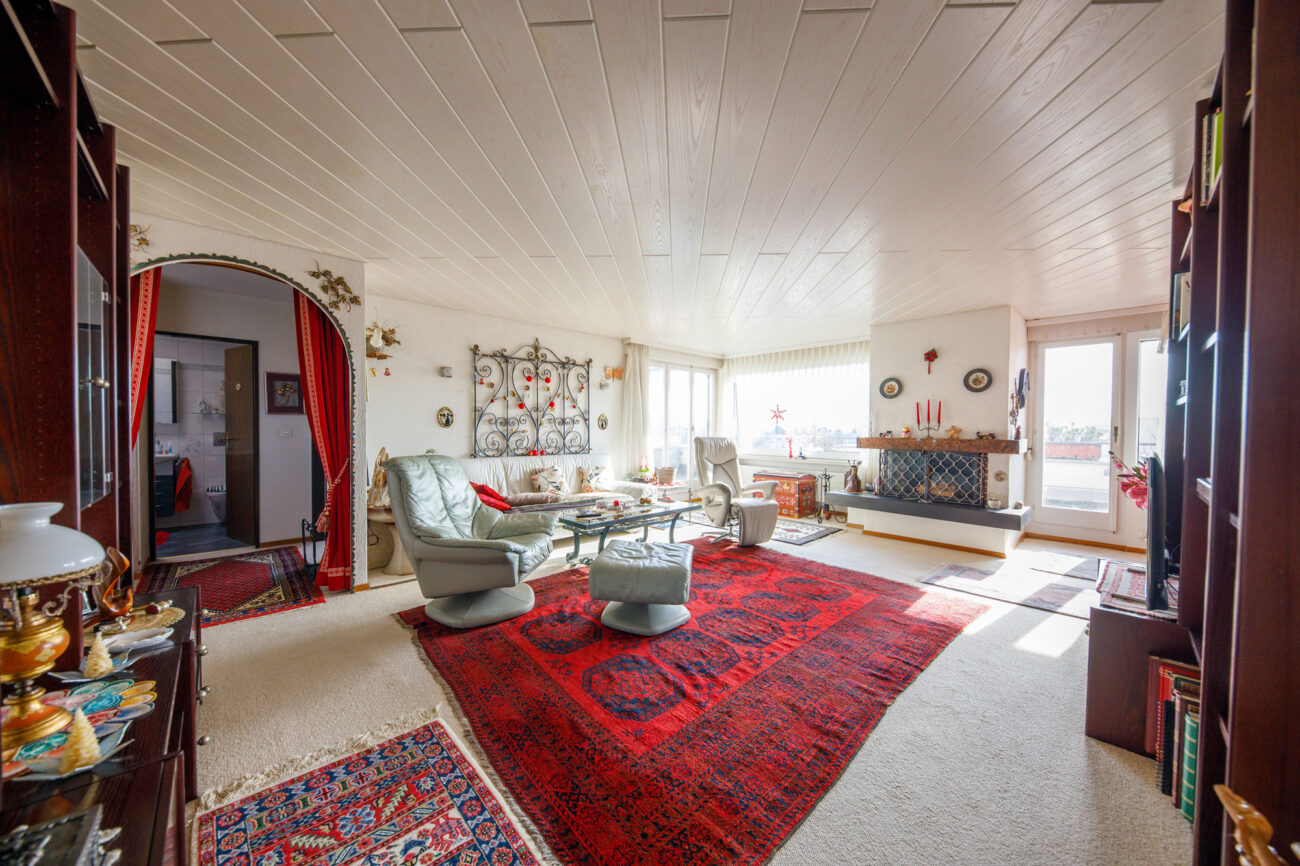Großes Wohnzimmer mit Kamin und Sitzgruppe