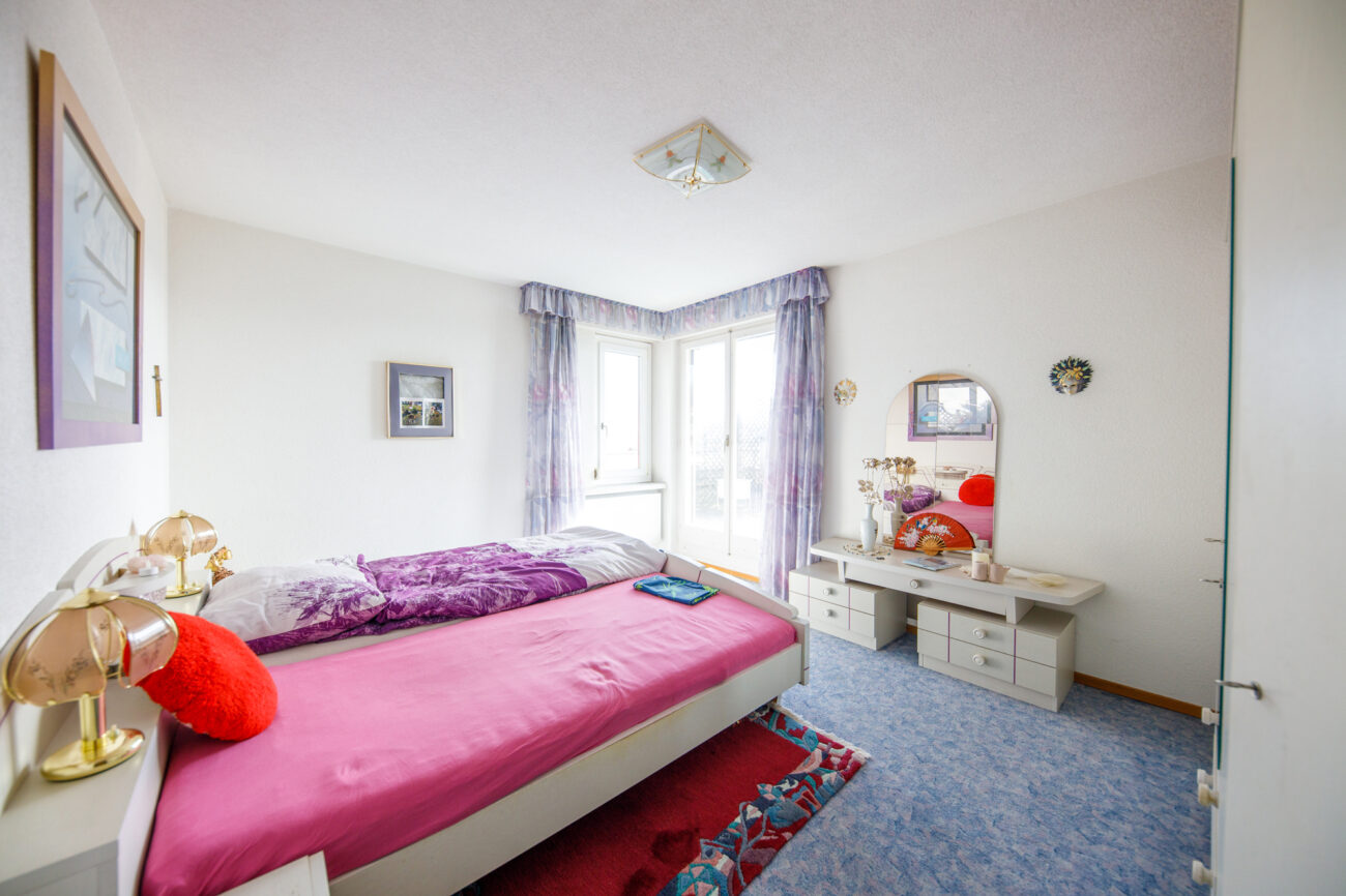 Schlafzimmer mit farbenfroher Einrichtung
