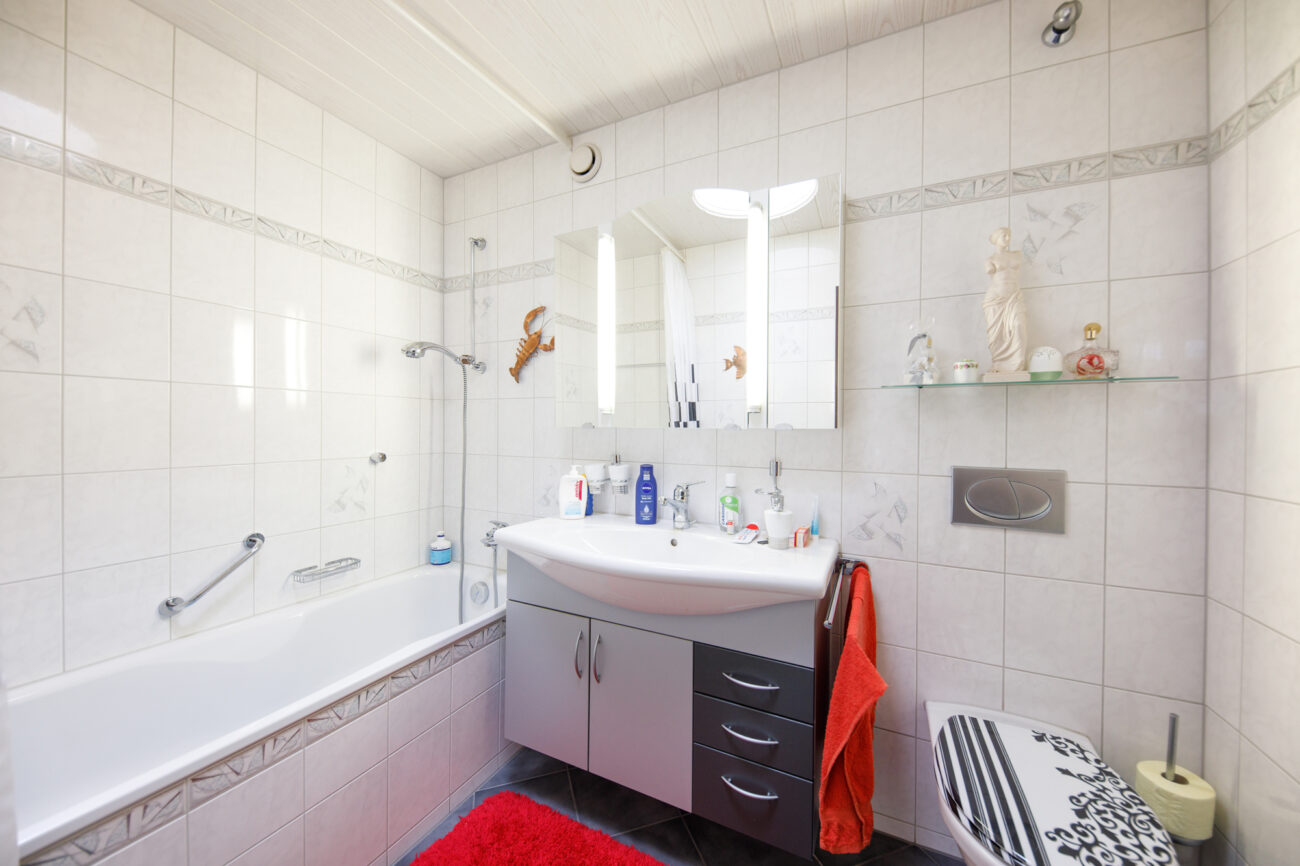 Helles Badezimmer mit Badewanne, Waschtisch und WC