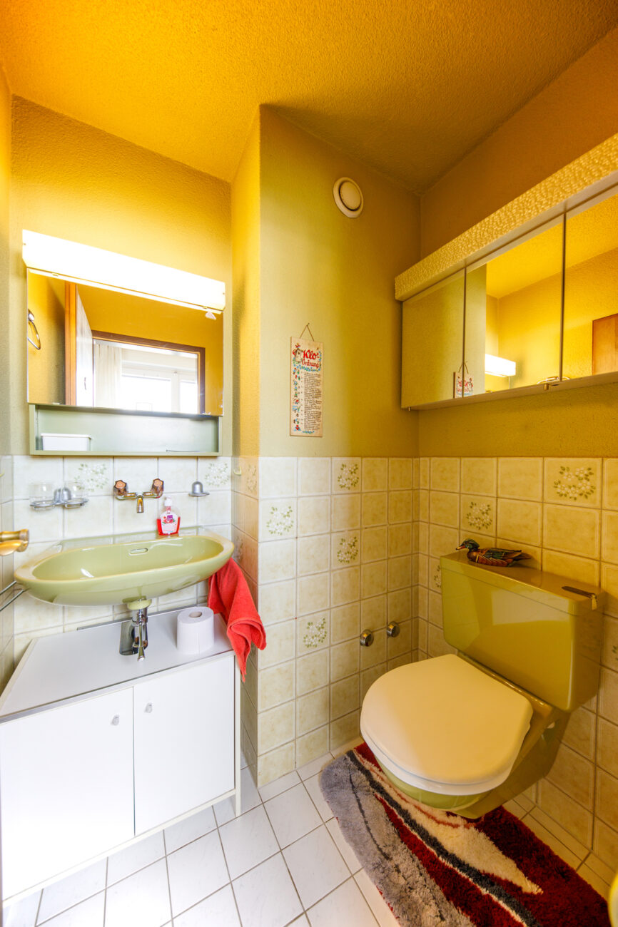 Gäste-WC mit Waschbecken und WC
