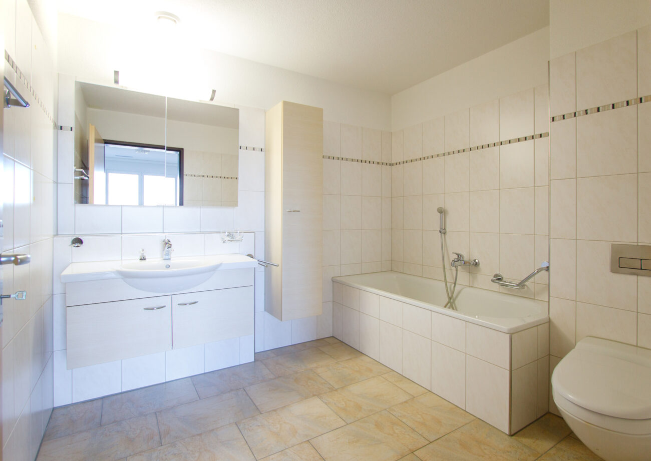Helles Badezimmer mit Wanne, Waschtisch und WC
