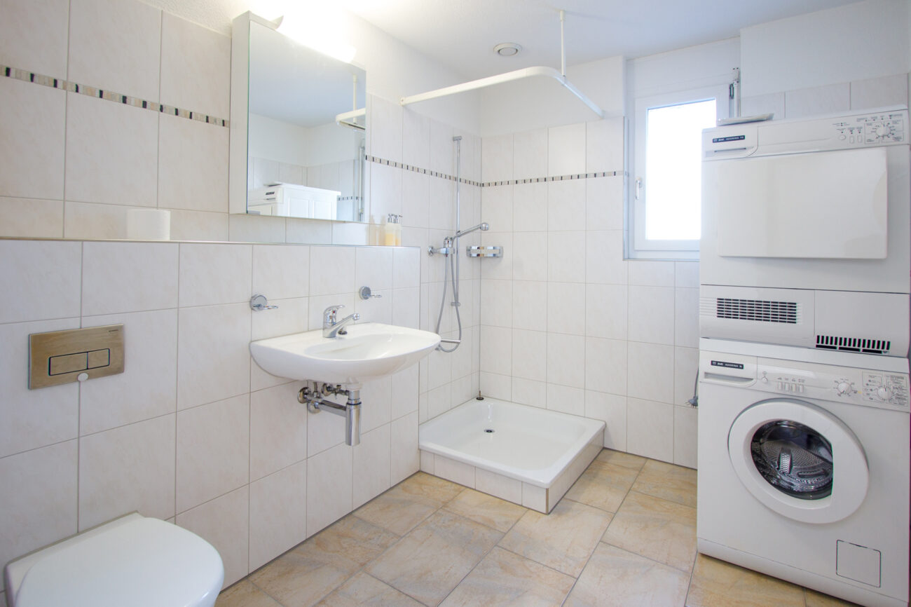 Badezimmer mit Waschtisch und Waschturm
