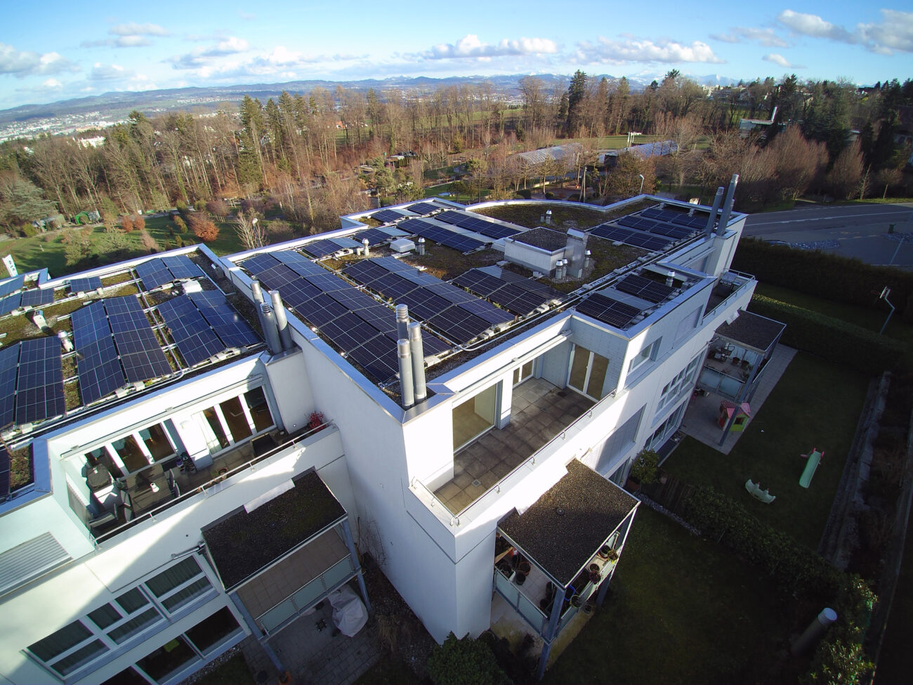 Dachansicht eines modernen Gebäudes mit Solaranlage