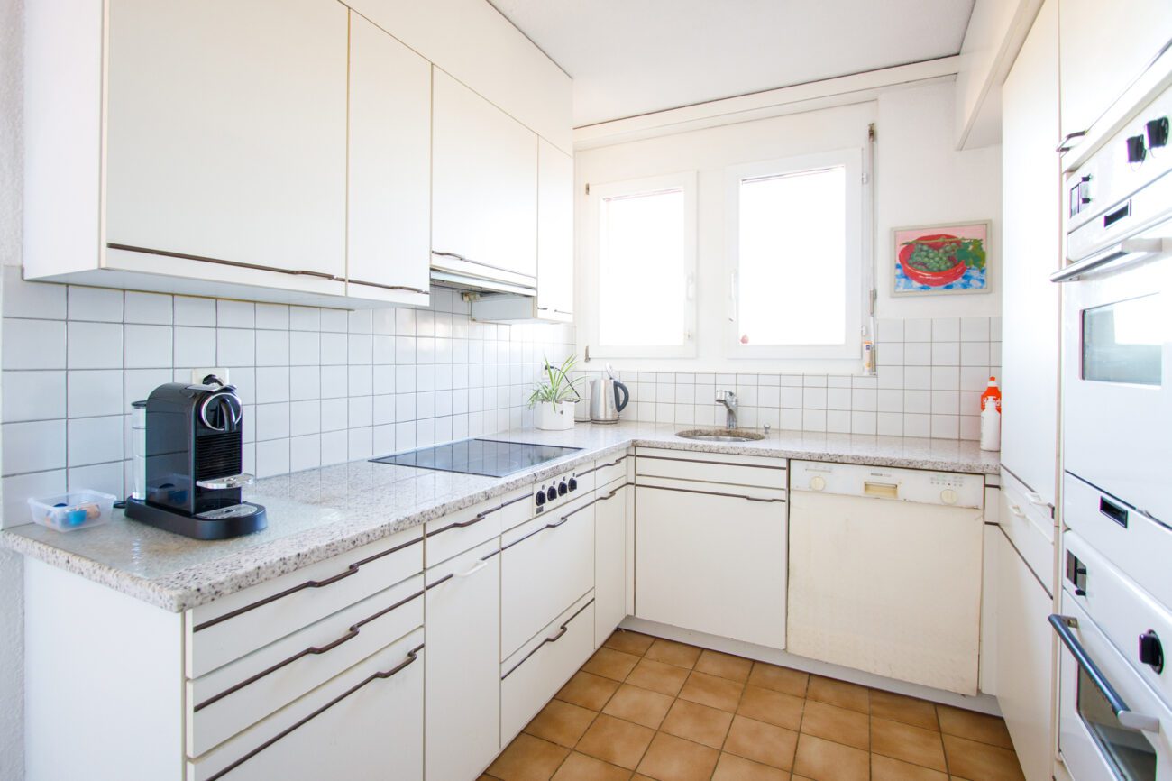 Helle Einbauküche mit Fensterfront