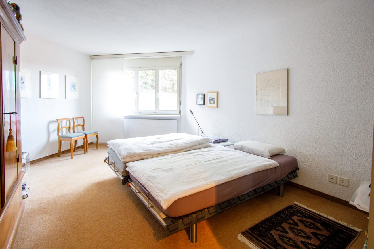 Helles Schlafzimmer mit zwei Betten