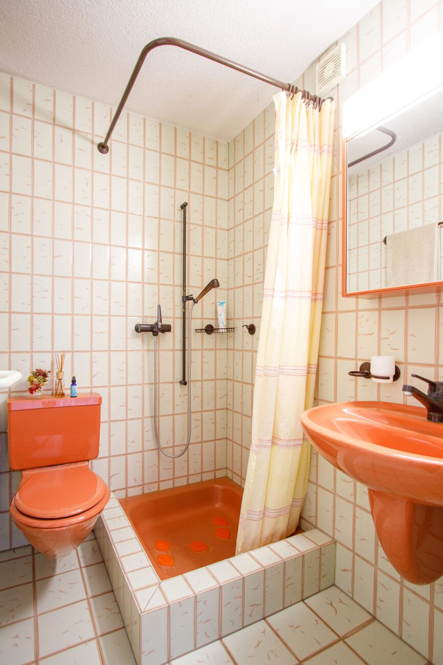 Badezimmer mit farbiger Badkeramik