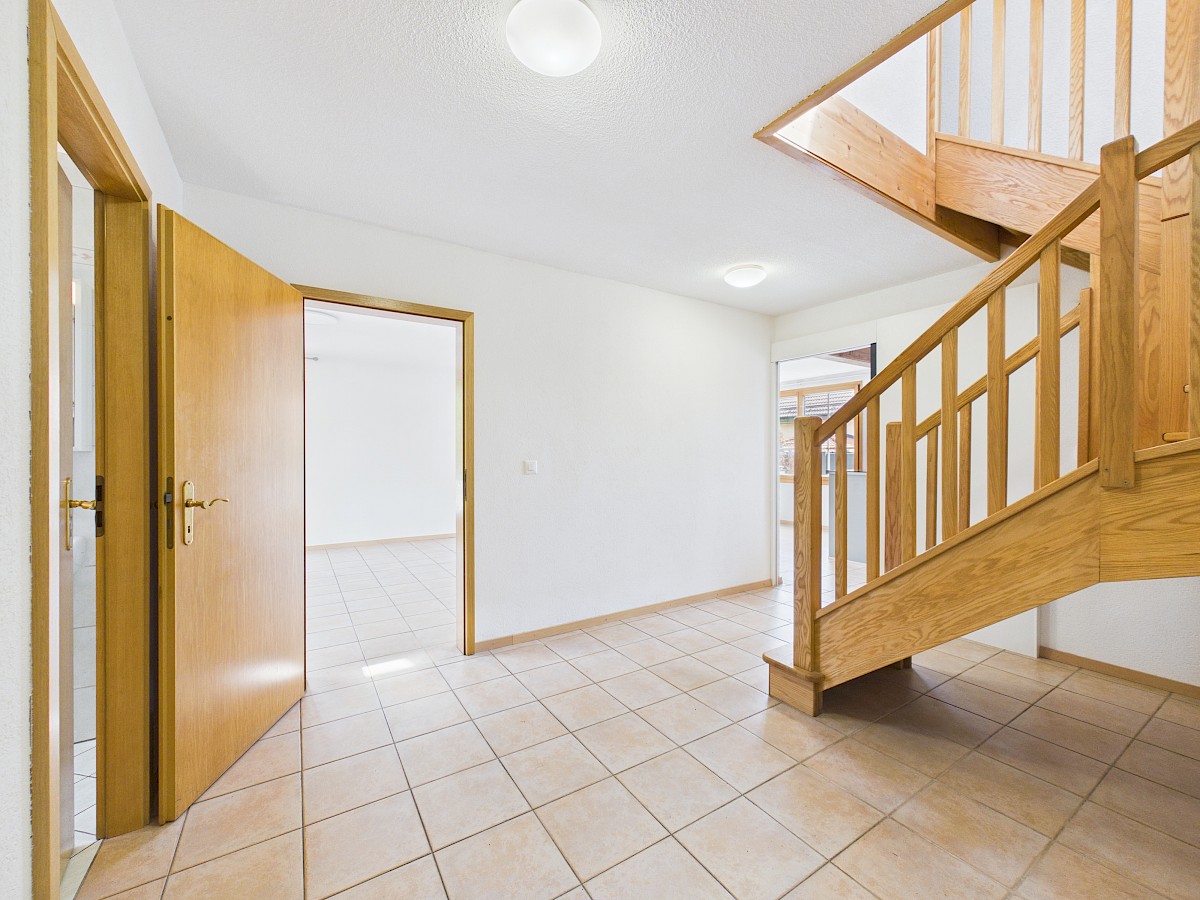 Heller Eingangsbereich mit Treppe