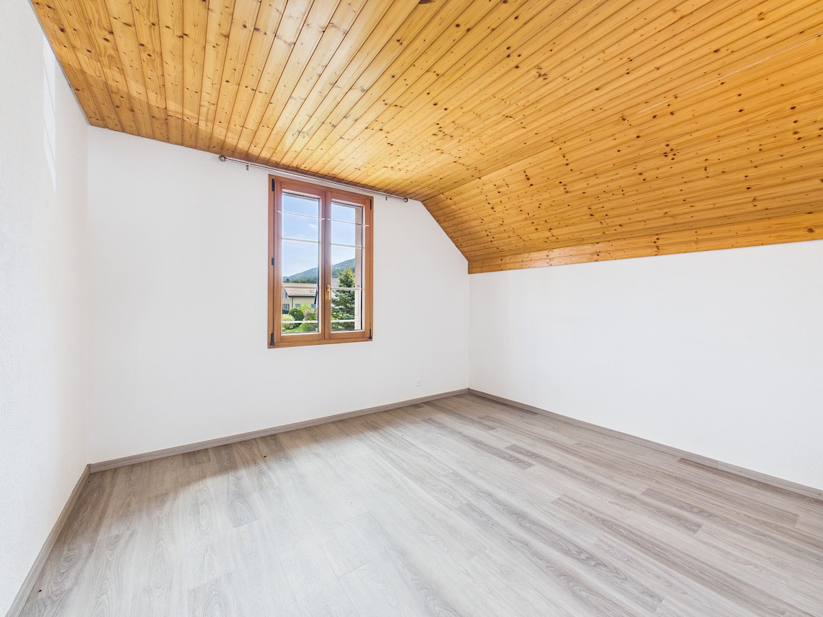 Leerer Dachraum mit Holzdecke