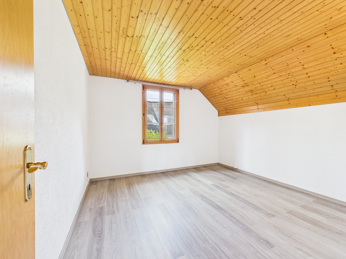 Leerer Dachraum mit Holzdecke