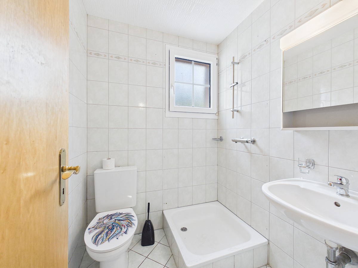 Badezimmer mit Dusche und Waschbecken