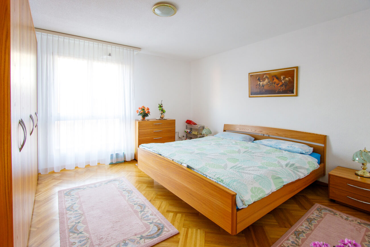 Helles Schlafzimmer mit Holzmöbeln