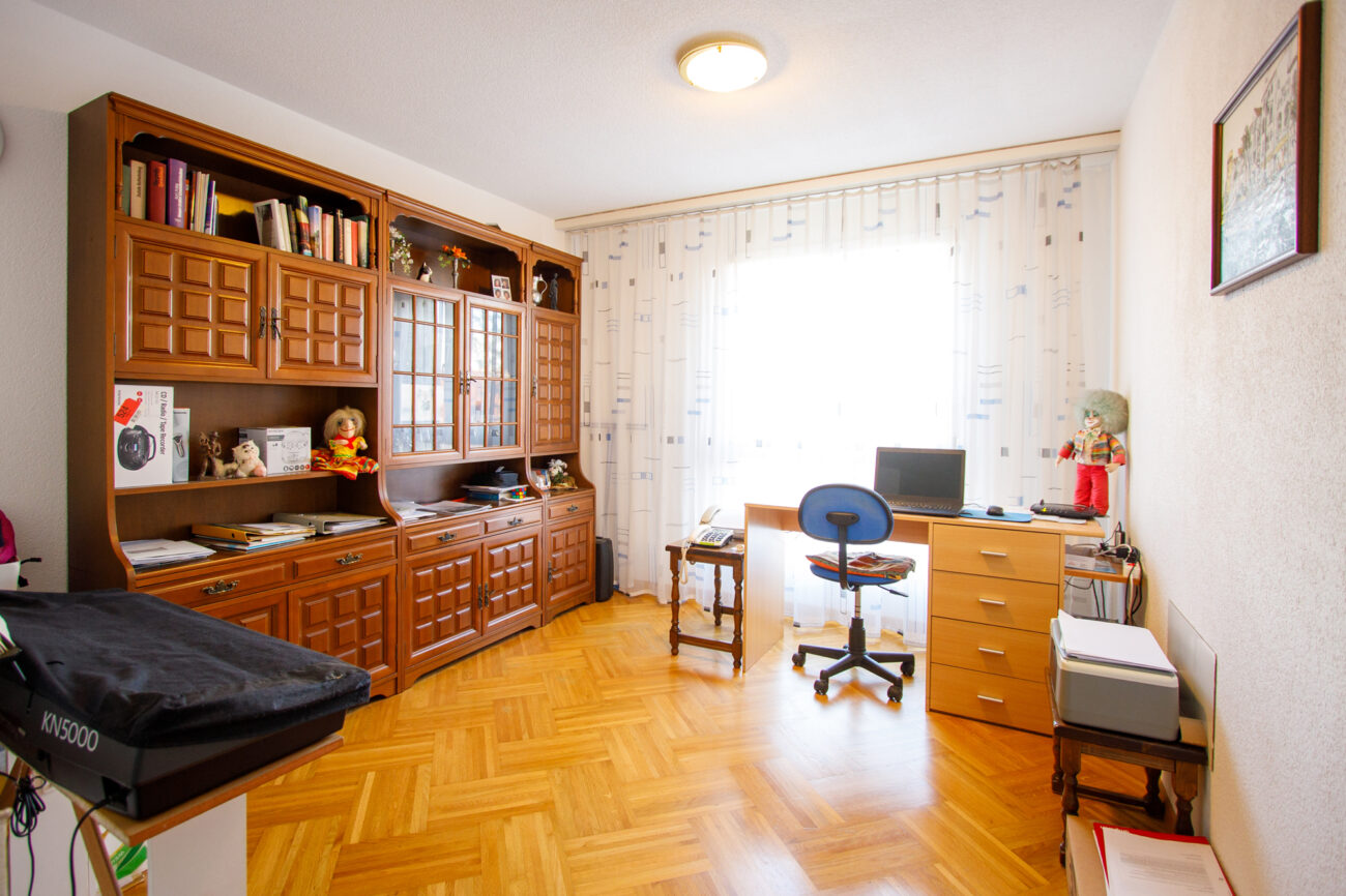 Arbeitszimmer mit Schrankwand und Schreibtisch