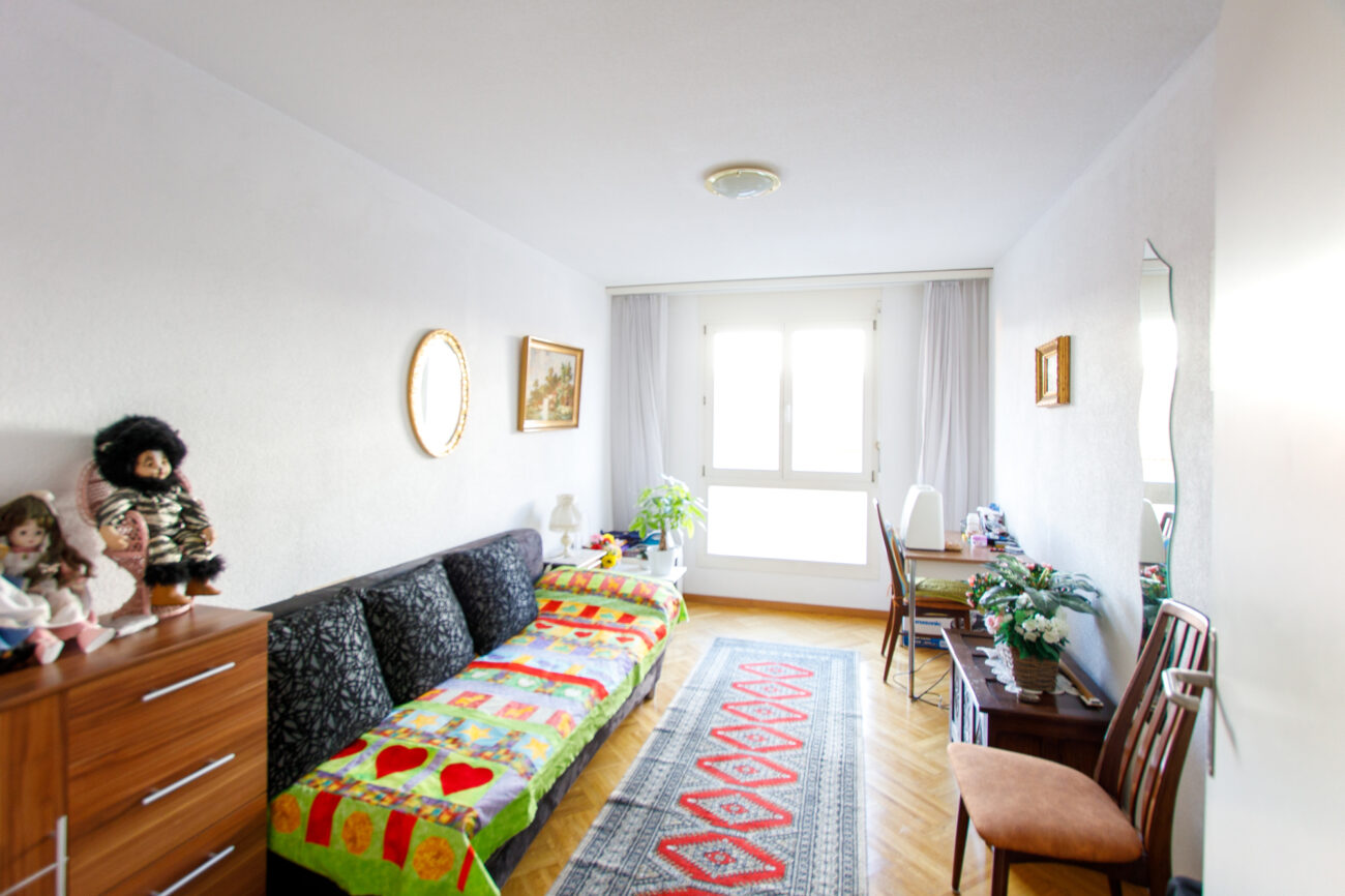 Helles Schlafzimmer mit Sitzecke