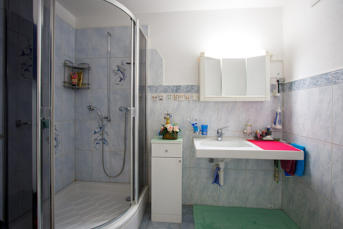 Badezimmer mit Dusche und Waschtisch
