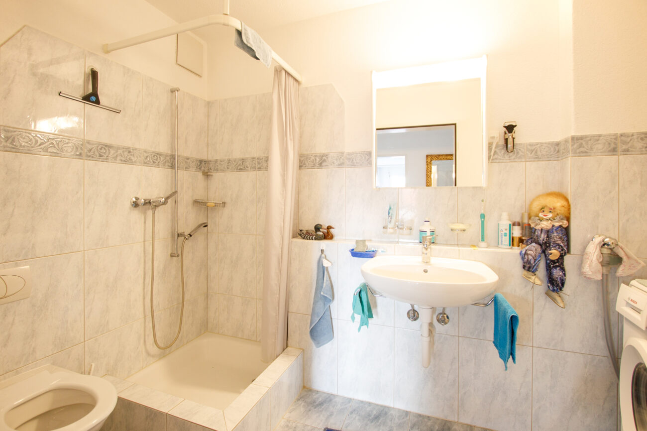 Badezimmer mit Dusche und Waschbecken