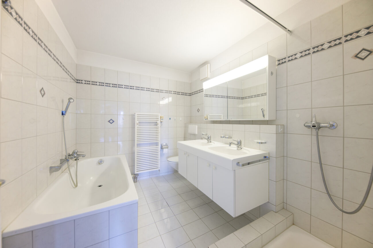 Helles Badezimmer mit Wanne, Doppelwaschtisch und Dusche