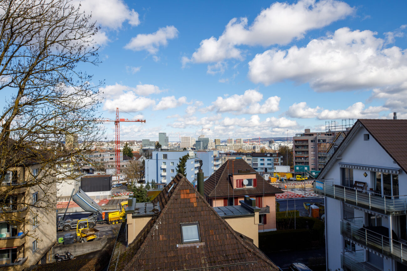 Stadtblick mit Baustelle und Wohnhäusern