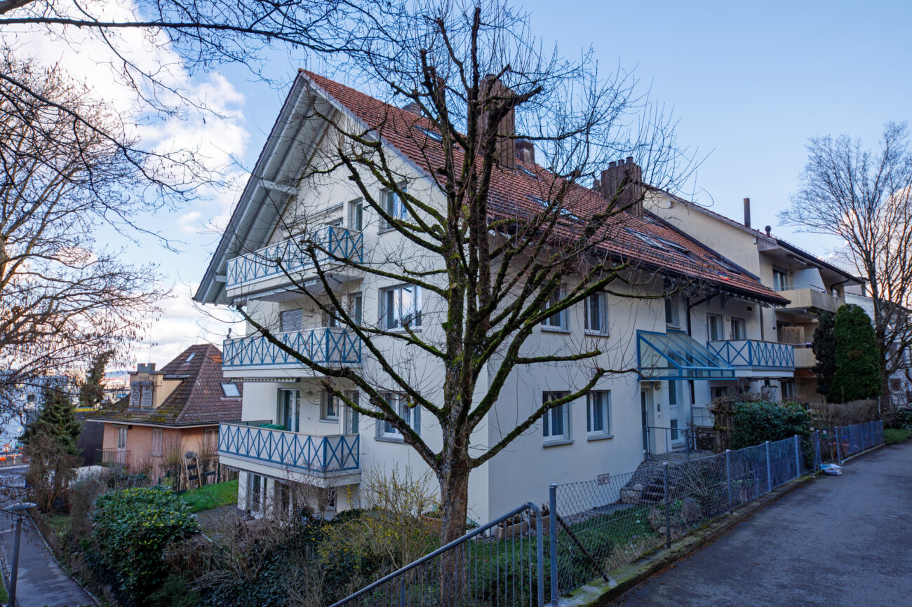 Mehrfamilienhaus mit Satteldach und Balkonen
