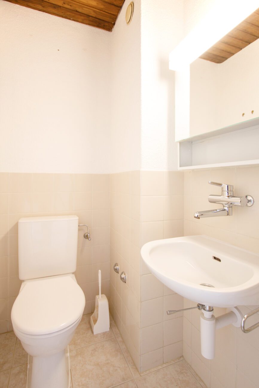 Gäste-WC mit Waschbecken und Toilette