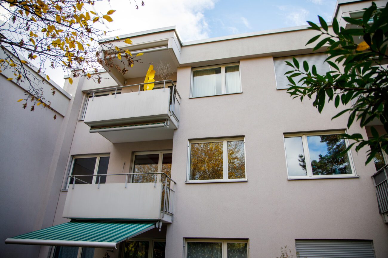 Mehrfamilienhaus mit Balkonen
