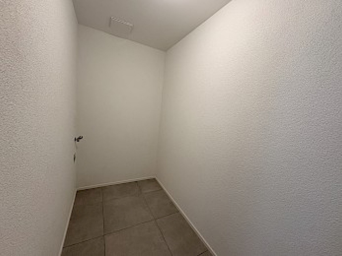Kleiner leerer Raum mit Fliesenboden