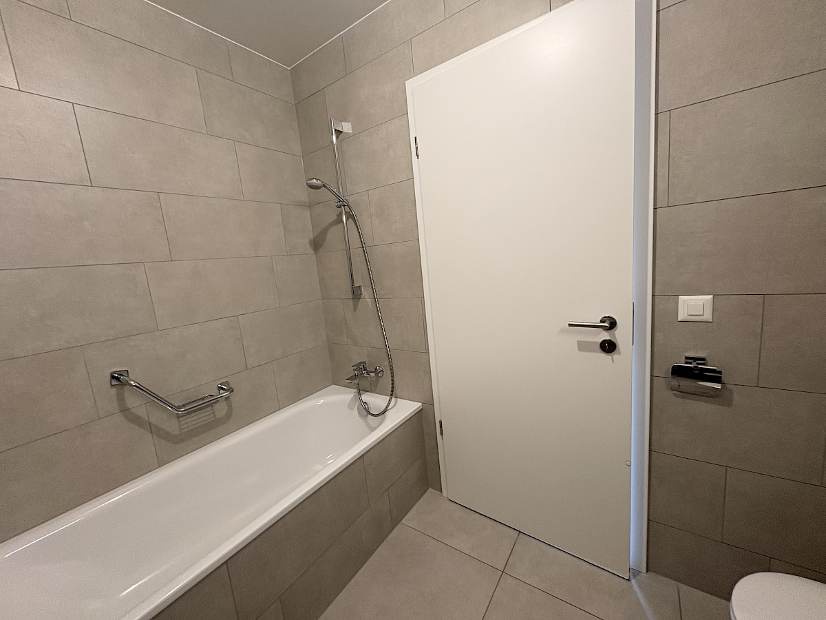 Modernes Badezimmer mit Badewanne