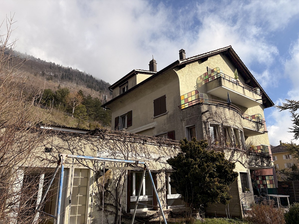 Außenansicht eines mehrgeschossigen Hauses in Hanglage