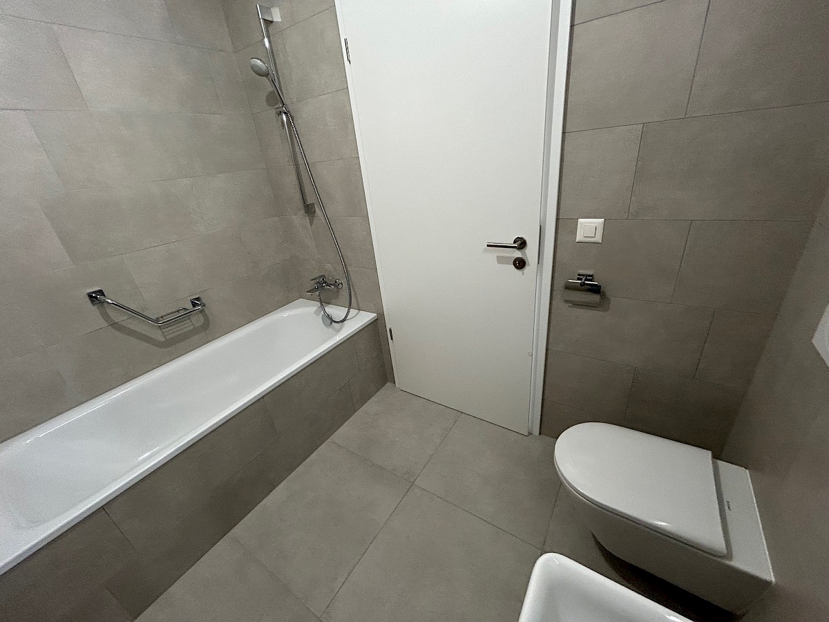 Modernes Badezimmer mit Badewanne und WC