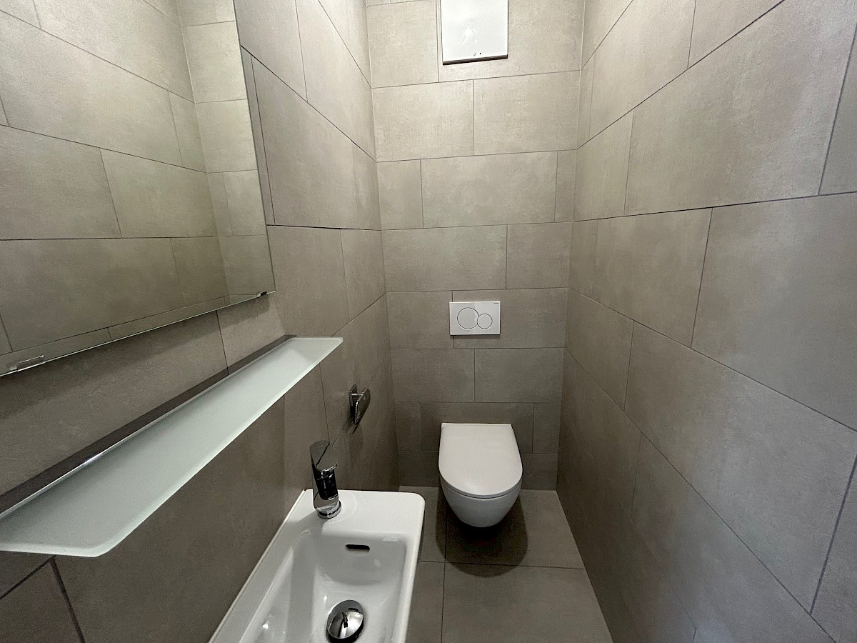 Modernes Gäste-WC mit wandhängendem WC