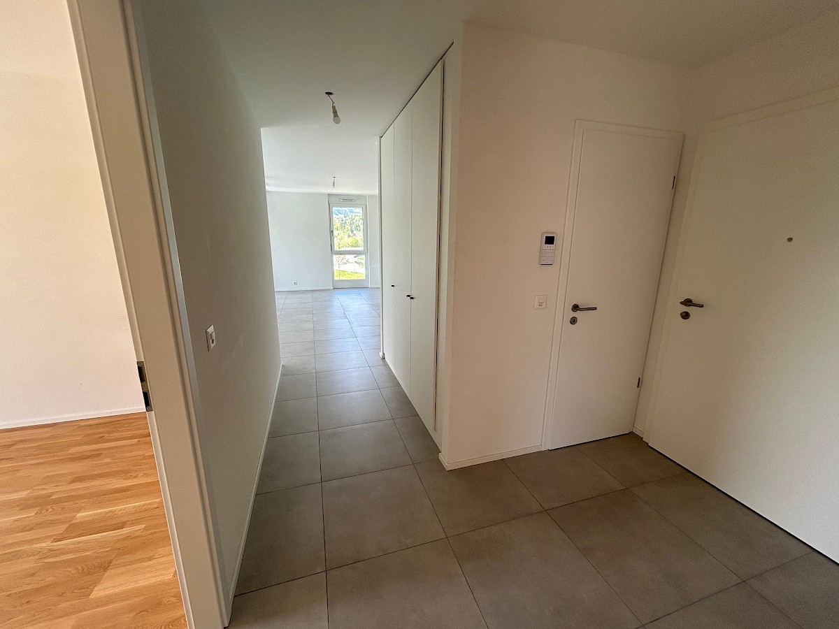 Heller Eingangsbereich mit Flur und Blick in den Wohnraum
