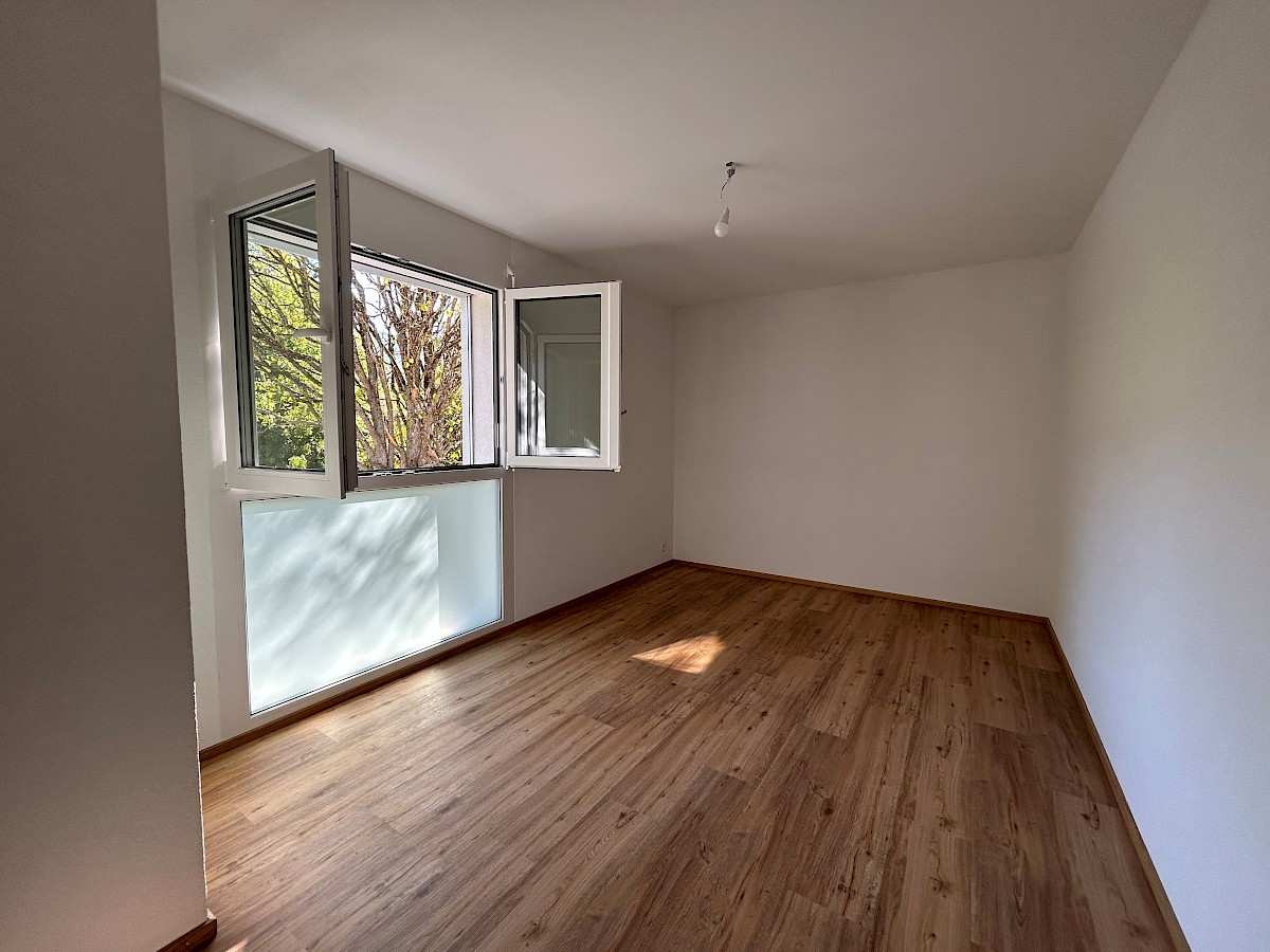Helles, leeres Zimmer mit geöffnetem Fenster