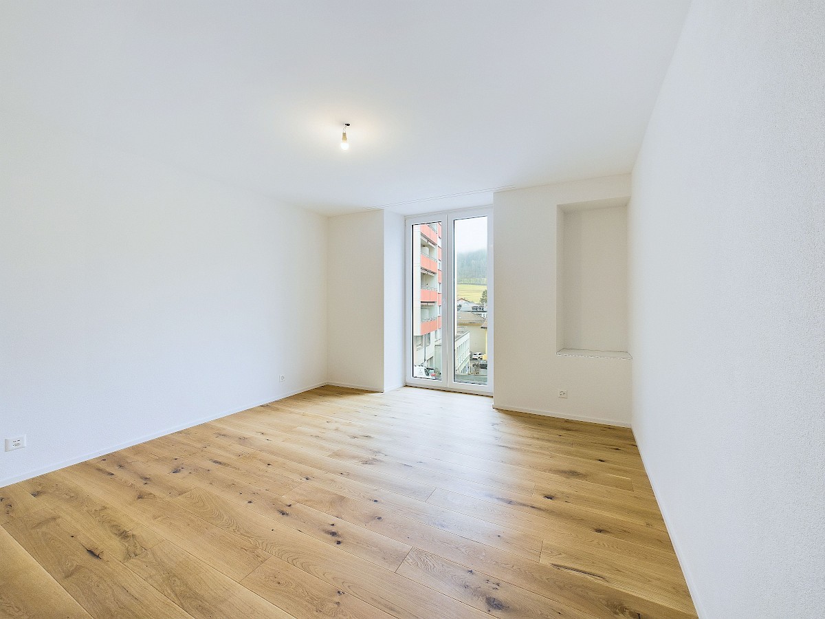 Heller leerer Wohnraum mit Balkonfenster