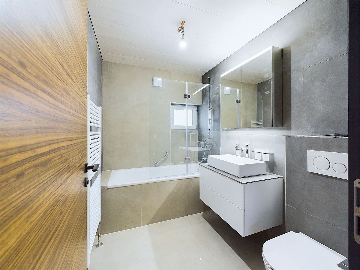 Modernes Badezimmer mit Badewanne und Waschtisch