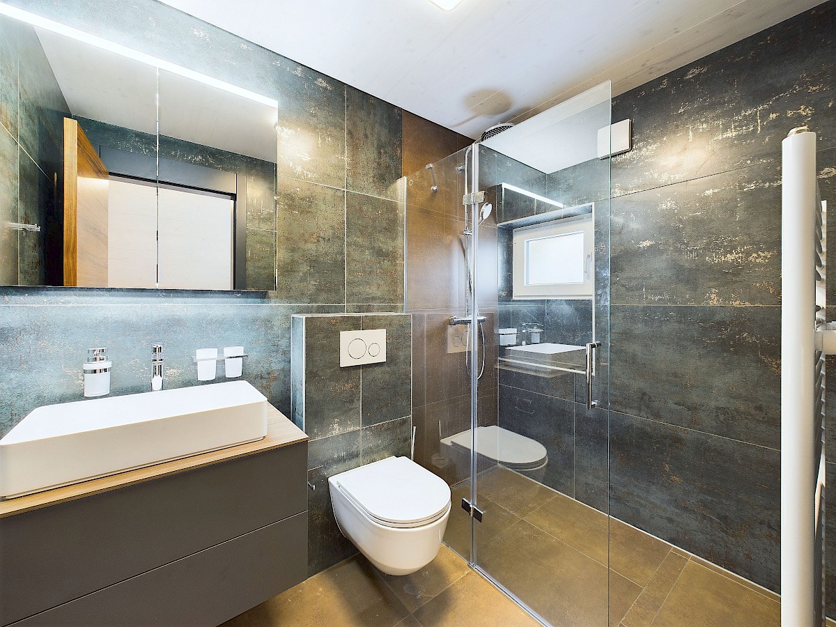 Modernes Bad mit Walk-in-Dusche und WC