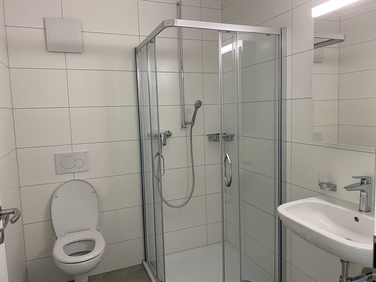 Modernes Bad mit Dusche und WC