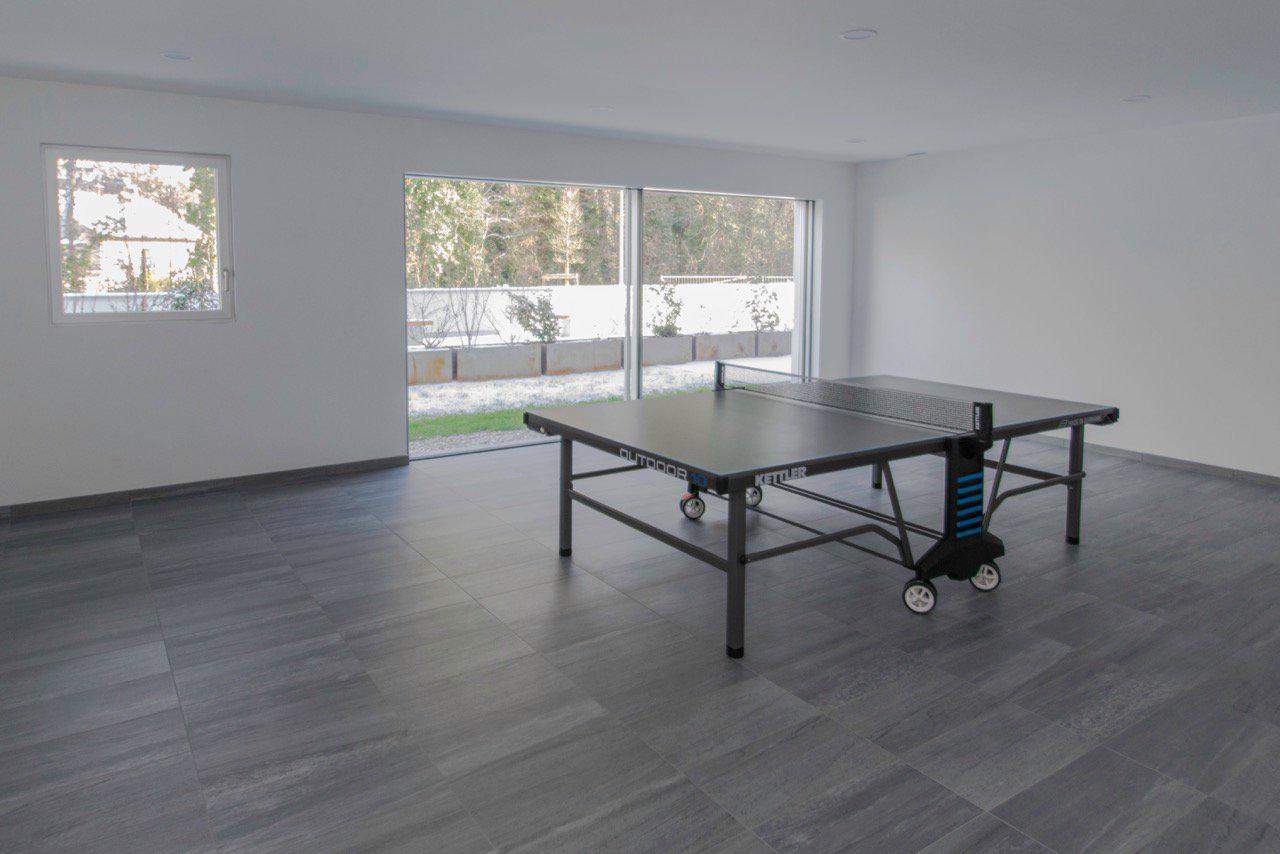 Moderner Innenraum mit Tischtennisplatte