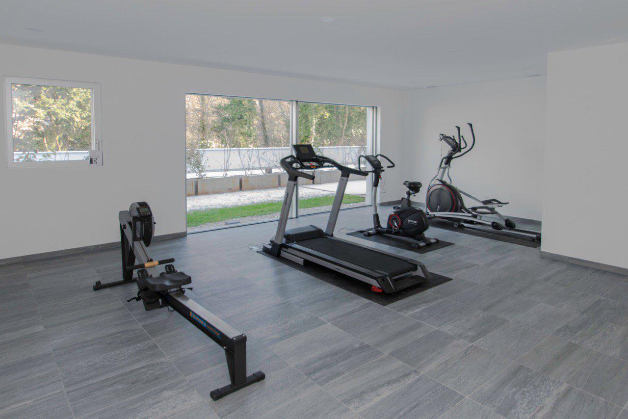 Fitnessraum mit großen Fenstern