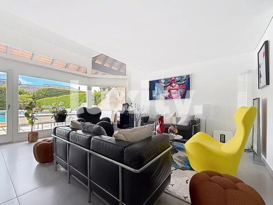 Modernes, farbenfrohes Wohnzimmer mit Poolblick