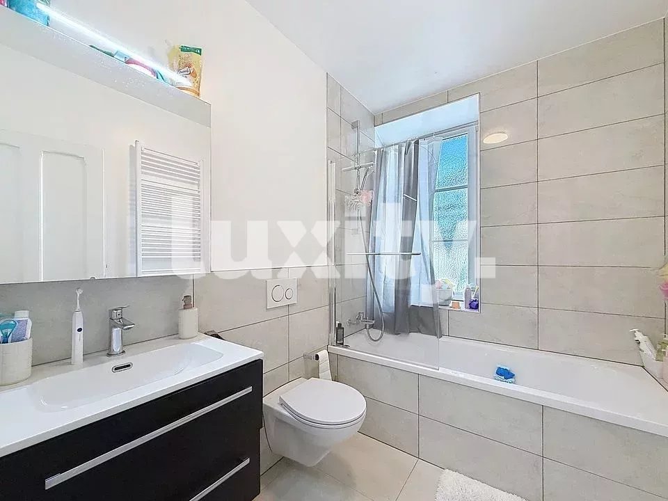 Modernes Badezimmer mit Badewanne und Waschplatz