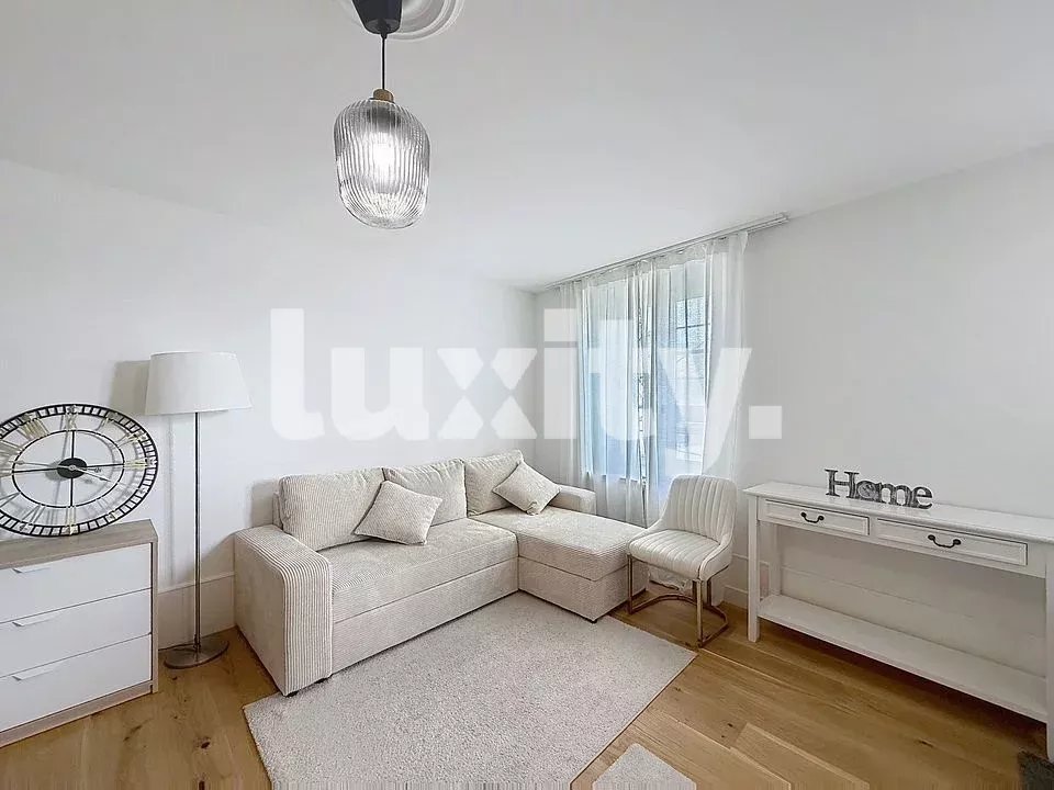 Heller Wohnraum mit Ecksofa