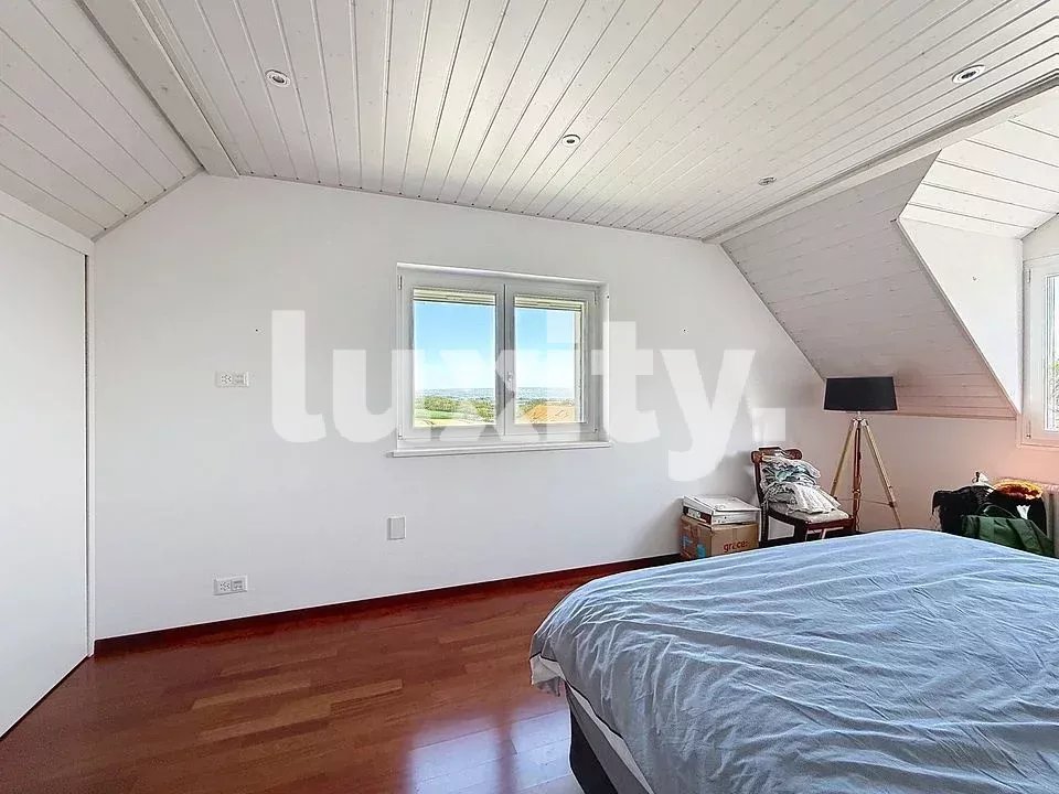 Dachgeschoss-Schlafzimmer mit Fensterblick